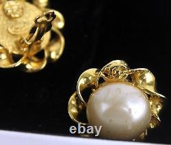 Auth Chanel CC logo Gold Plated With Pearl Clip-on Earrings made France Vintage