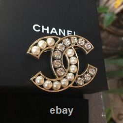 Beautiful CHANEL CC LOGO PEARL WHITE CRYSTALS TWO TONE BROOCH PIN Jewelry