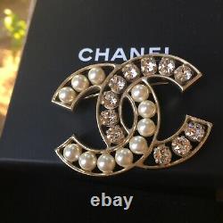 Beautiful CHANEL CC LOGO PEARL WHITE CRYSTALS TWO TONE BROOCH PIN Jewelry