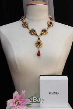CHANEL 1985 Beautiful gilted metal necklace with red and green medallions