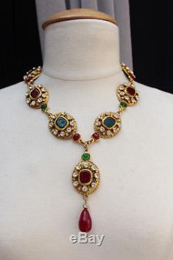 CHANEL 1985 Beautiful gilted metal necklace with red and green medallions