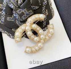 CHANEL CC LOGO Chanel round drill pearl CC brooch beautiful to explode