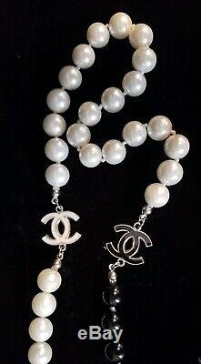 CHANEL Onyx & Cream Glass Beaded Necklace CC Accents Beautiful Contrast