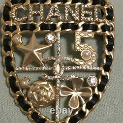 Chanel large brooch beautiful piece with black leather, Pre-owned