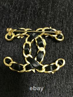 Chanel large brooch beautiful piece with black leather, Pre-owned