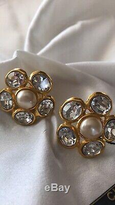 Wow! Chanel (100% Authentic) Vintage Beautiful clip earrings